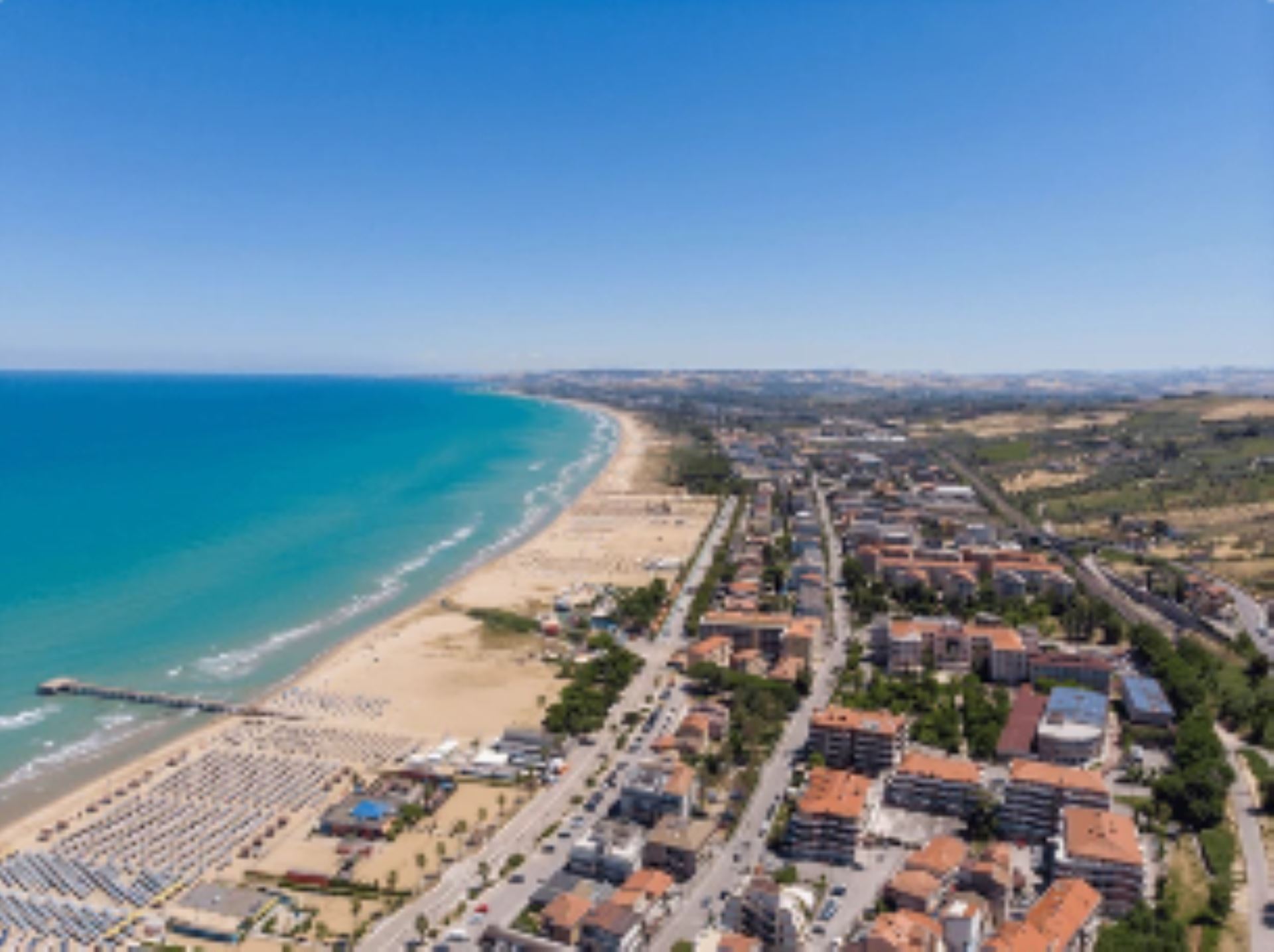 Vista panoramica aerea di Vasto con le sue spiagge dorate e il mare azzurro che si estende lungo la costa adriatica