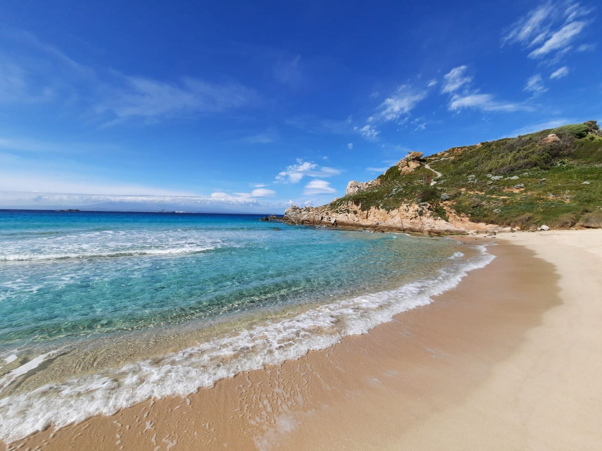 Spiaggia sabbiosa e mare cristallino a Santa Teresa di Gallura, una delle migliori destinazioni balneari in Sardegna.