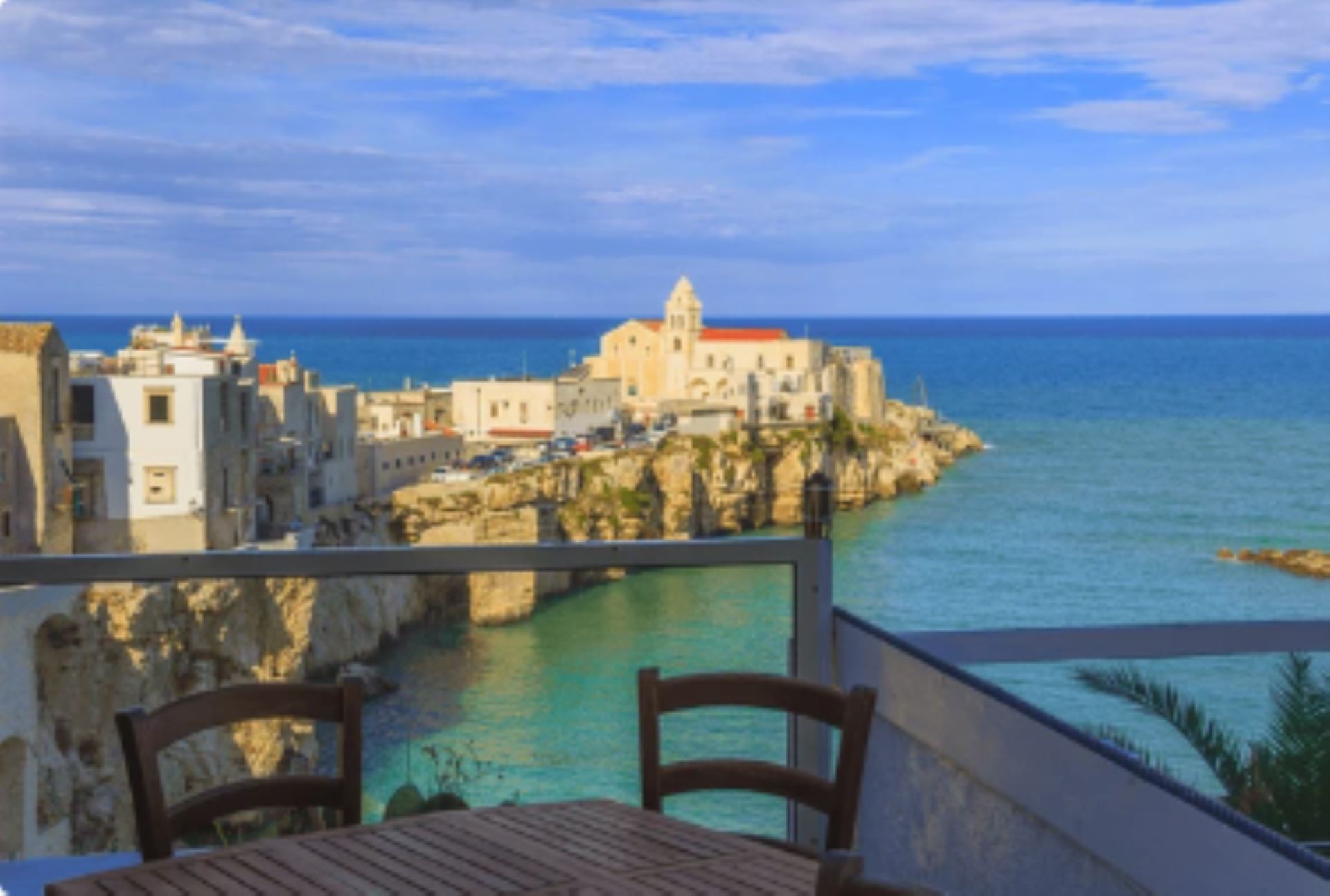 Tavolo con vista sul mare e centro storico di Vieste, ideale per mangiare in vacanza a Vieste.