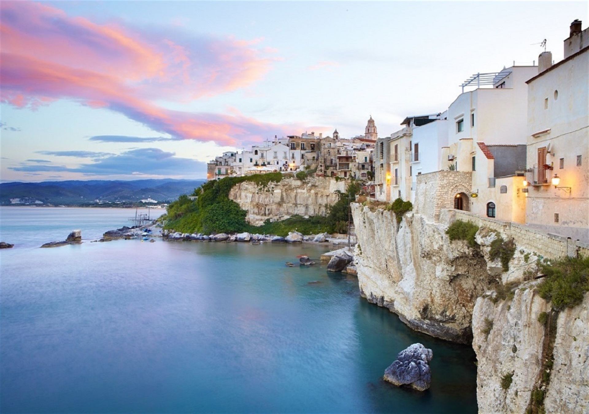 Vista sul mare di Vieste con acque cristalline e scogliere, uno dei luoghi più affascinanti della Puglia.