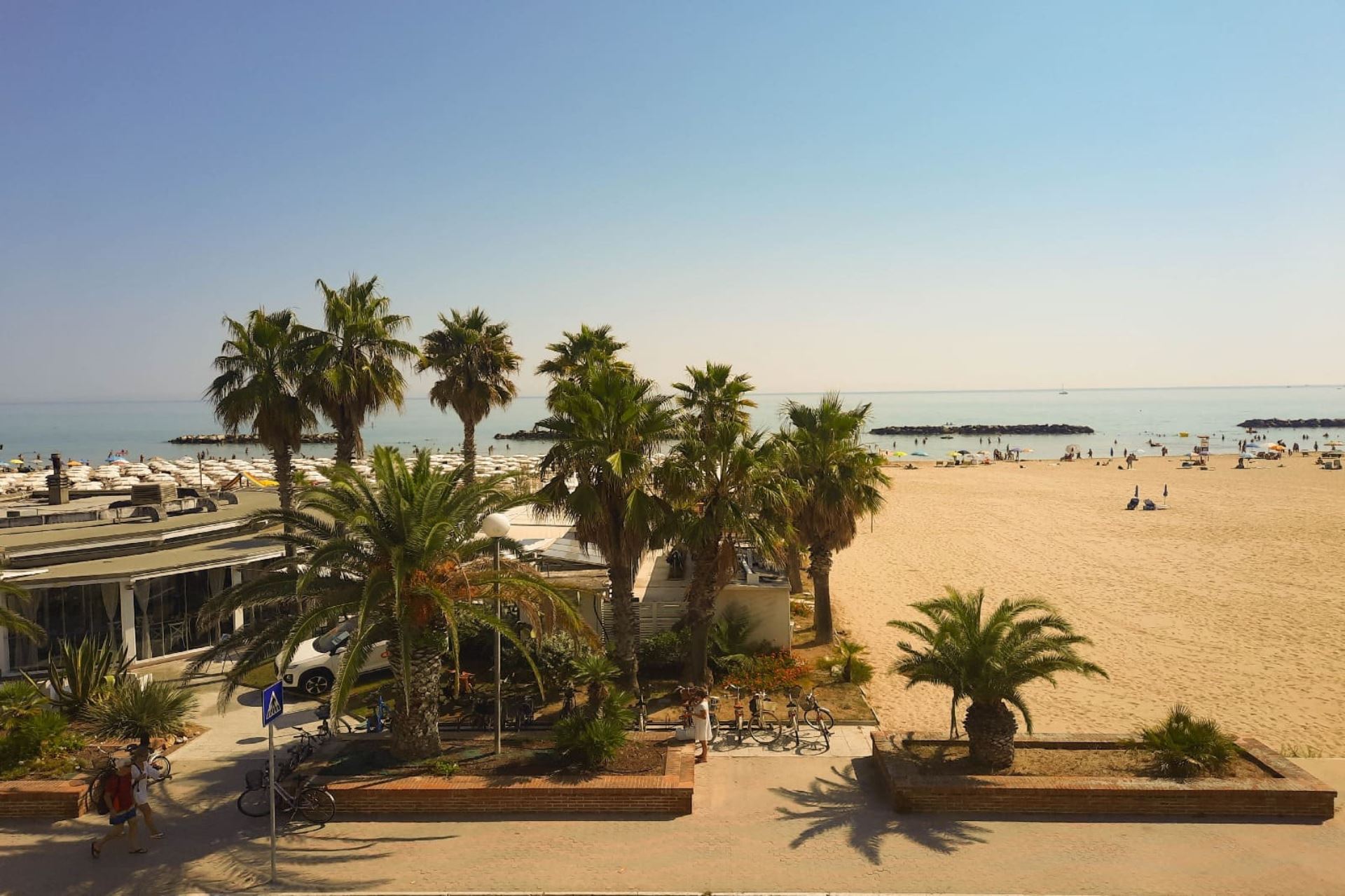 Spiaggia di Porto San Giorgio con sabbia dorata e palme, una delle migliori destinazioni balneari delle Marche.